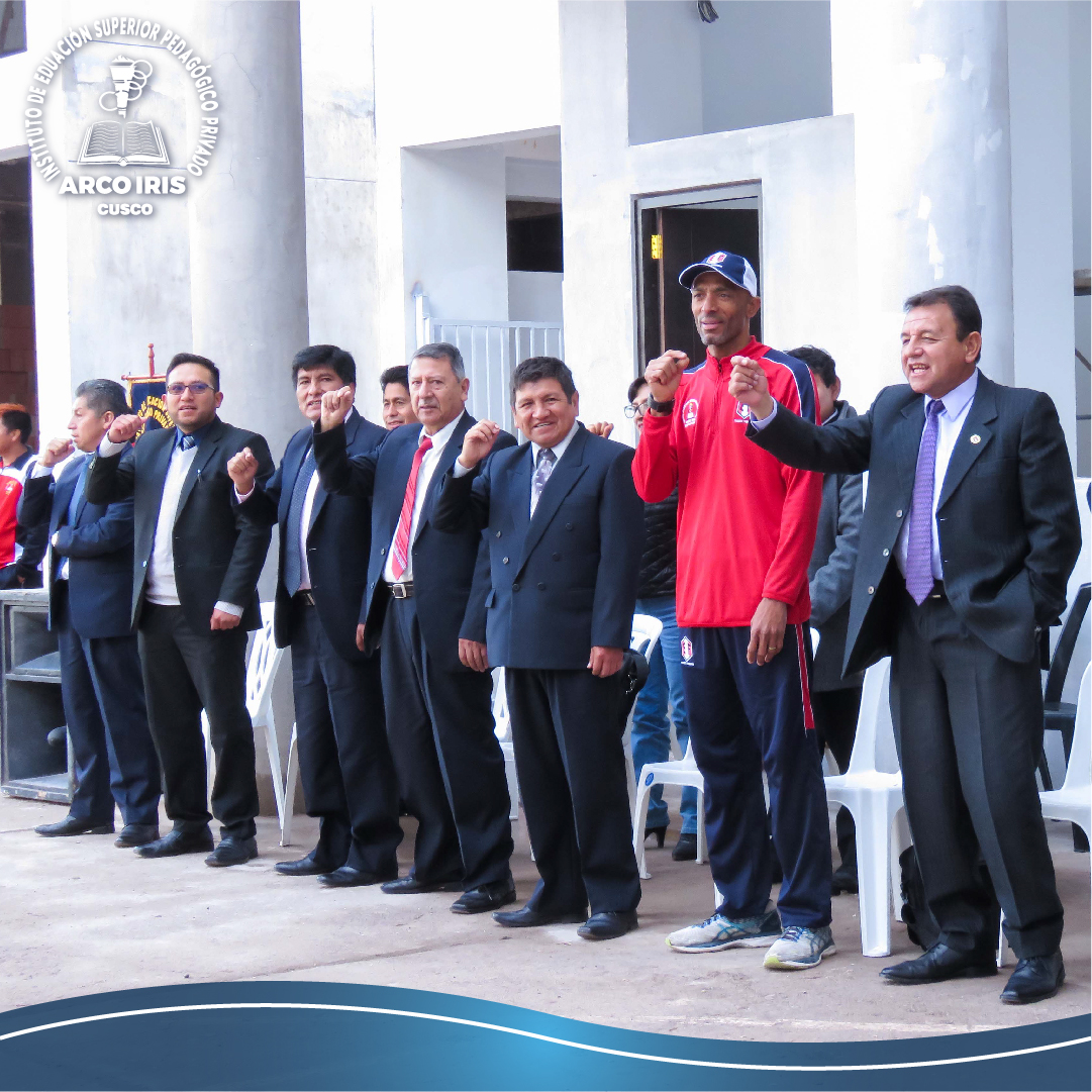 Equipo de calidad revisando documentos